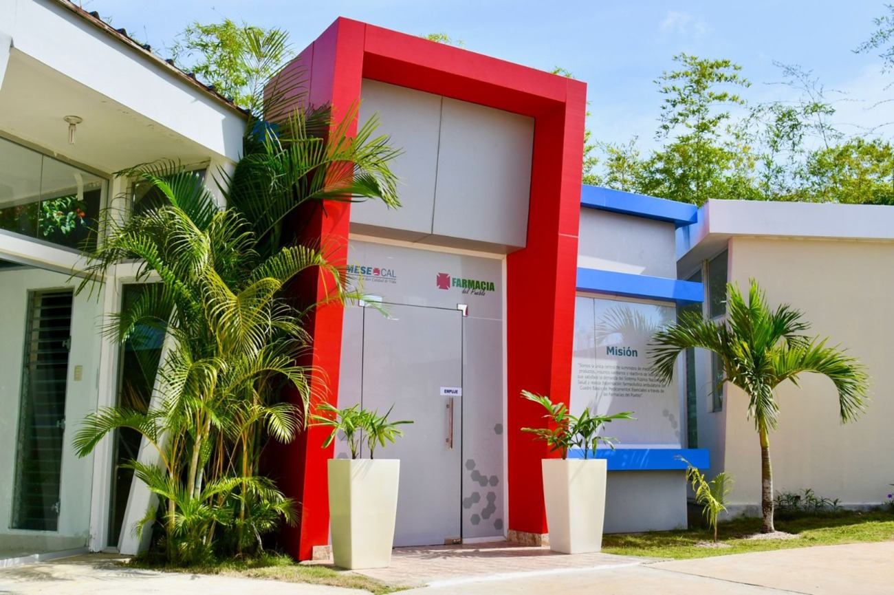 Gobierno inaugura primera Farmacia del Pueblo en Ciudad Juan Bosch